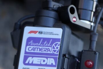 红牛F1赛车赛道竖幅行驶