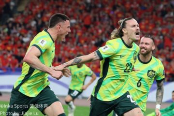 中澳两队中场对抗