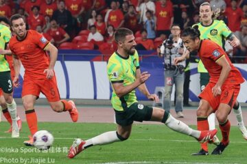 中国队球员积极拼抢