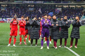 比赛尾声双方激烈拼抢