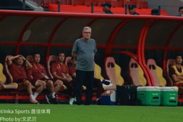 夜场比赛球员拼抢