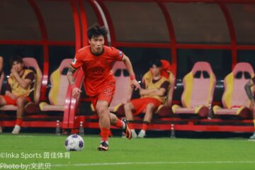 中国队球员带球推进