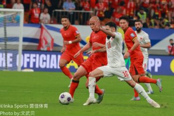 中国vs巴林双方拼抢