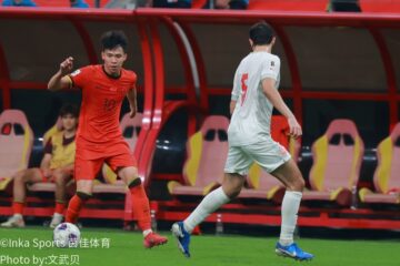 中国队球员控球