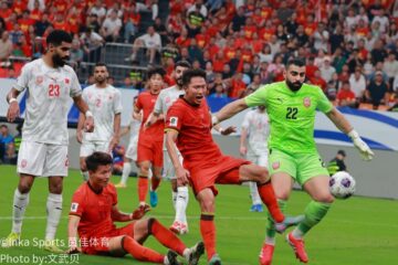 中国vs巴林双方拼抢