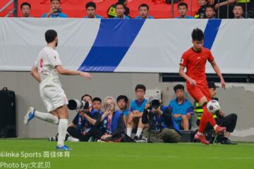 巴林队白色球衣球员控球