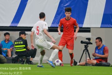 巴林队两名球员配合进攻
