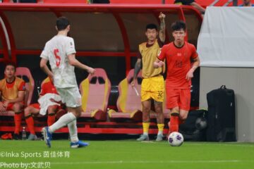 中国vs巴林双方拼抢