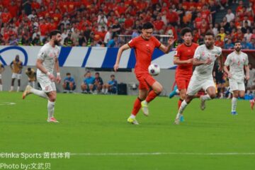 比赛拼抢全景画面