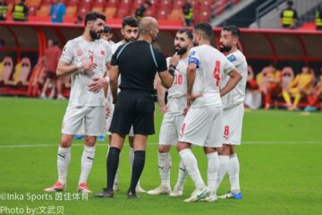 中国vs巴林双方拼抢