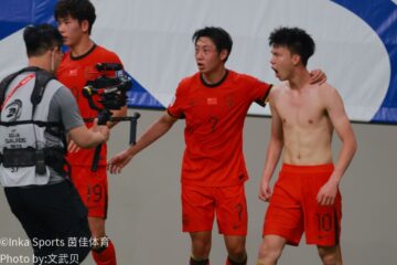 场边教练指导比赛