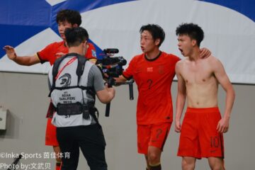 替补席球员观战