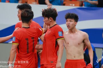 场边中国队教练人员