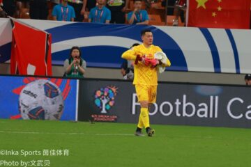 比赛拼抢画面