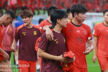 中国队进球庆祝王钰栋点球