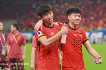 中国队王钰栋点球绝杀庆祝