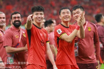 中国队庆祝红色球衣特写