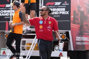 F1赛车赛道侧面行驶视角