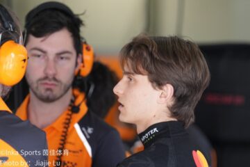 F1赛车赛道入弯制动