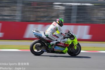 巴尼亚亚驾驶杜卡迪赛车在茂木赛道领跑