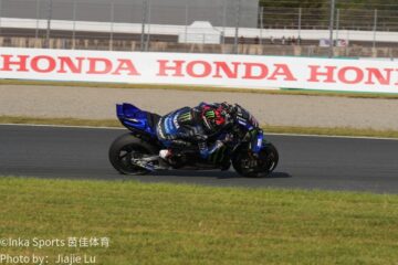 KTM赛车在维修区展示