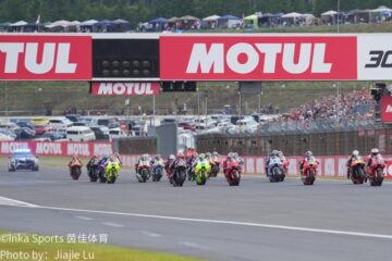 贝泽奇奇驾驶阿普利亚赛车