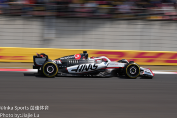 F1维修区技师整备赛车