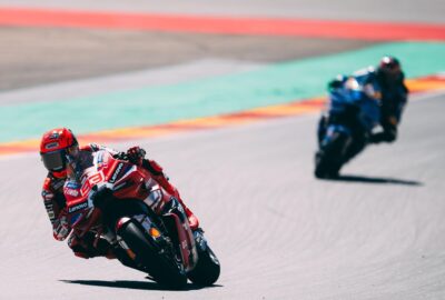 马克·马奎兹驾驶杜卡迪GP26赛车在阿拉贡站高速压弯