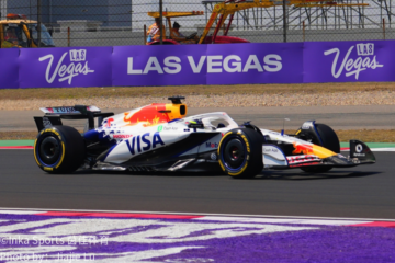 F1赛车赛道过弯全景