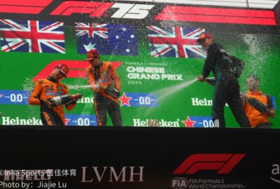 2025年F1中国大奖赛正赛颁奖仪式，冠军皮亚斯特里喷洒香槟庆祝