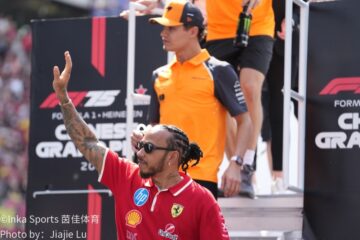 迈凯伦F1赛车赛道行驶