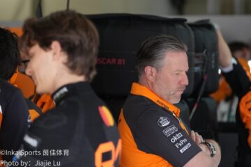 法拉利F1赛车暗调赛道行驶