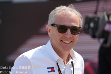 F1赛车暗光赛道行驶