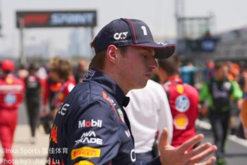 F1赛道弯道远景天空