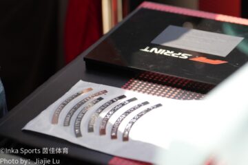 F1赛车赛道黑白对比行驶