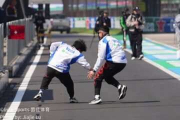 F1维修区车库赛车停泊