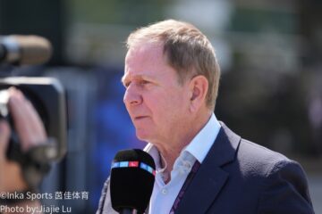 F1赛车暗调赛道行驶