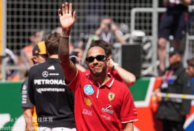 F1赛车暗调弯道行驶