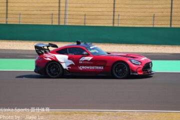 F1赛车草地旁赛道行驶