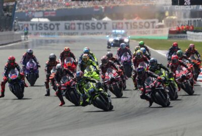 MotoGP车手们在发车格上