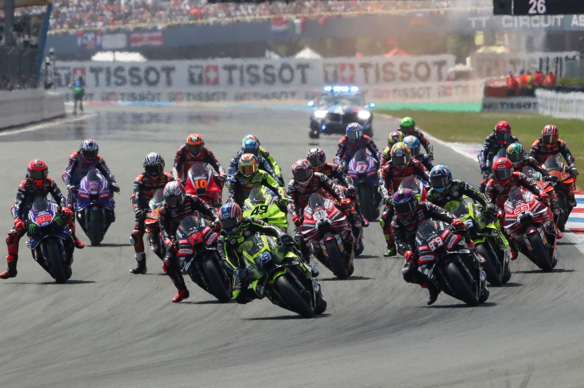 MotoGP车手们在发车格上