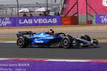 F1赛车蓝调赛道行驶