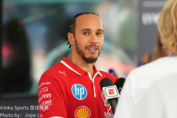 F1赛车绿地旁赛道行驶
