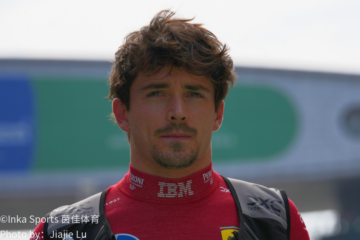 F1赛车亮调赛道行驶