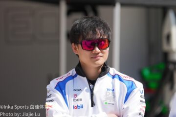F1维修区技师赛车工作