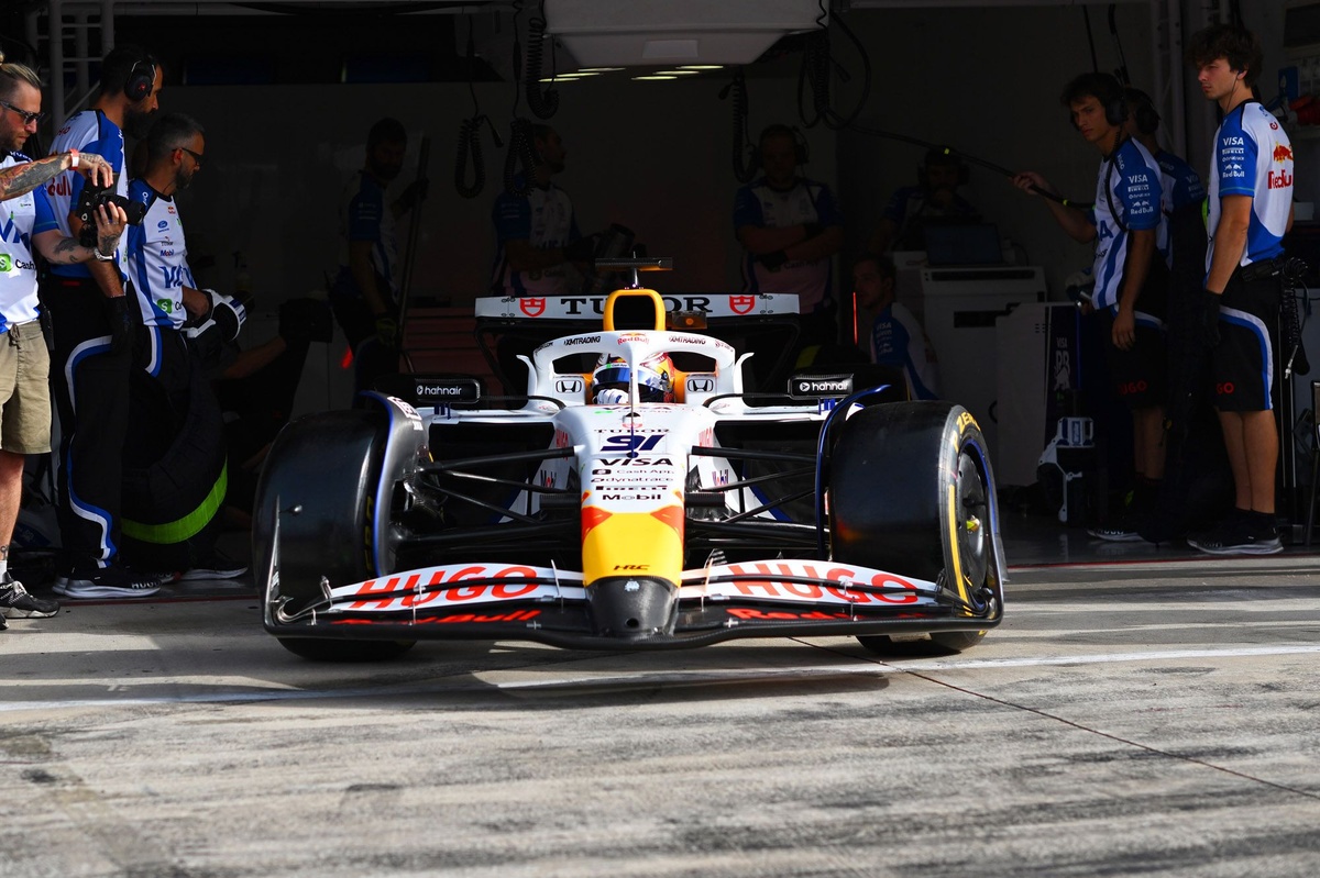 措洛夫驾驶Racing Bulls赛车测试
