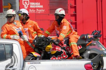 MotoGP赛道救援团队回收KTM赛车