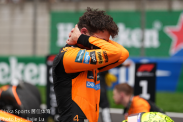 F1赛车绿地旁暗调行驶