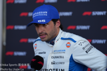 F1赛车蓝调赛道行驶