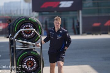 红牛F1赛车暗蓝赛道